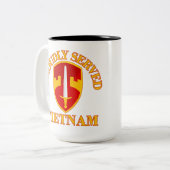 Stolz serviert MACV Vietnam Zweifarbige Tasse (Vorderseite Links)
