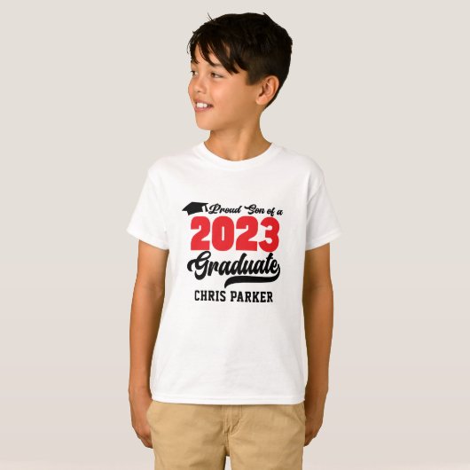 Stolz SON eines 2023 Graduate Red Bold Script T-Shirt (Vorne ganz)