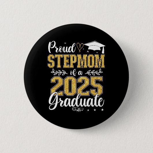 Stolz Stepmuth mit einer Cl of 2025 Graduate Senio Button (Vorderseite)