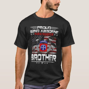 Stolze 82. Im Flugzeug Paratrooper Brother US Flag T-Shirt