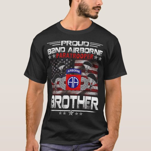 Stolze 82. Im Flugzeug Paratrooper Brother Us Flag T-Shirt (Vorderseite)