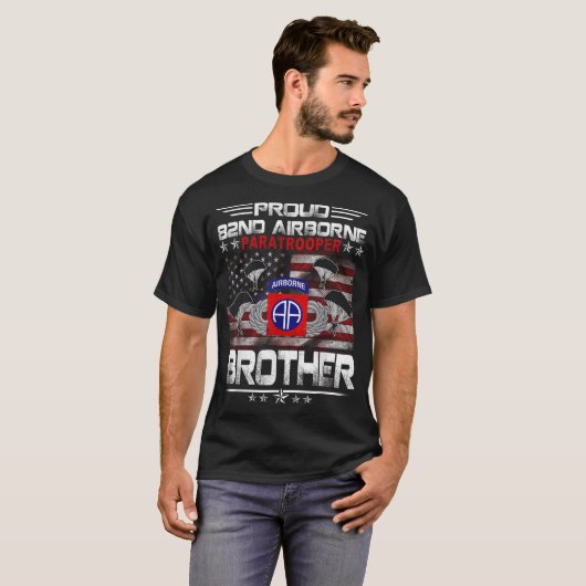 Stolze 82. Im Flugzeug Paratrooper Brother Us Flag T-Shirt (Vorne ganz)