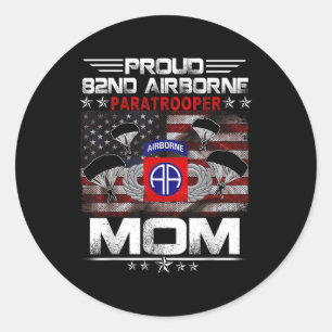 Stolze 82. Im Flugzeug Paratrooper Mama Us Flag - Runder Aufkleber