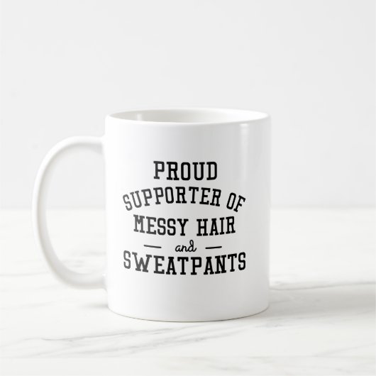 stolze Anhängerin unordentlicher Haare und lustige Kaffeetasse (Links)