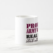 Stolze Armee-Ehefrau wirkliche Pint-Anfänge mit Verwandlungstasse (Mittel)