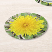 Stolze Dandelion-Blume. Runder Pappuntersetzer (Angewinkelt)