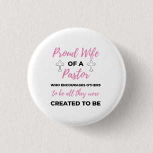 Stolze Ehefrau eines Pastors, der bl Button