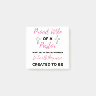 Stolze Ehefrau eines Pastors, der bl Post-it Klebezettel