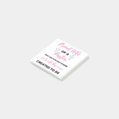 Stolze Ehefrau eines Pastors, der bl Post-it Klebezettel (angewinkelt)