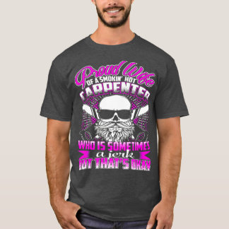 Stolze Ehefrau eines rauchwarmen Carpenters T-Shirt