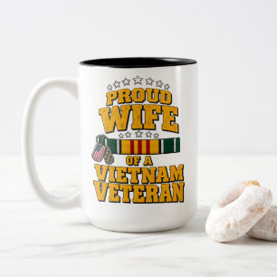 Stolze Ehefrau eines Vietnam-Veteranen Militär-Ehe Zweifarbige Tasse