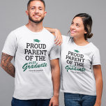 Stolze Eltern-Familie Graduate Black Green T-Shirt<br><div class="desc">Custom Abschluss Familie T - Shirt mit einem grünen Grade Mütze,  das Sprichwort "stolze Eltern des Absolventen",  die personalisiert sein kann Mama,  Papa,  Bestie,  Schwester,  Bruder,  Großmutter,  Großvater oder andere Titel,  die Klasse Jahr,  die Absolventen Namen,  und die Schule oder Uni,  die sie besucht.</div>