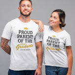 Stolze Eltern-Familie Graduate Black Yellow T-Shirt<br><div class="desc">Custom Abschluss Familie T - Shirt mit einem goldgelben Grade Mütze,  das Sprichwort "stolze Eltern des Absolventen",  die personalisiert sein kann Mama,  Papa,  Bestie,  Schwester,  Bruder,  Großmutter,  Opa oder andere Titel,  die Klasse Jahr,  die Absolventen Namen,  und die Schule oder Uni,  die sie besucht.</div>