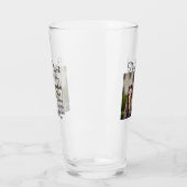 stolze Elternstudentin geben Foto-Namen-Klasse Jah Glas (Links)