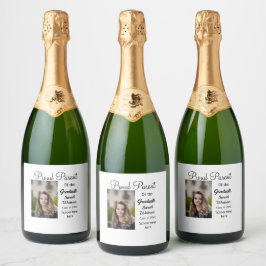 stolze Elternstudentin geben Foto-Namen-Klasse Jah Schaumweinetikett