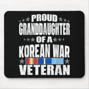 Stolze Enkeltochter eines Veteranen aus dem Koreak Mousepad