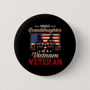 Stolze Enkeltochter eines vietnamesischen Veterane Button
