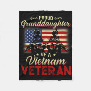 Stolze Enkeltochter eines vietnamesischen Veterane Fleecedecke