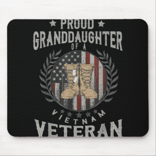 Stolze Enkeltochter eines vietnamesischen Veterane Mousepad
