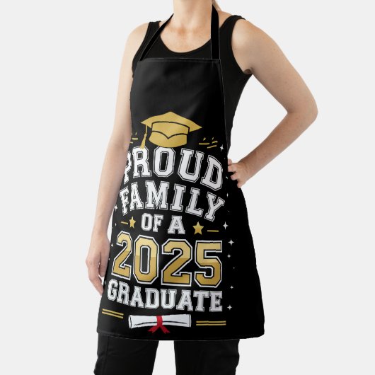 Stolze Familie eines Abschlusses mit 2025 Abschlus Schürze (InSitu)