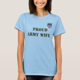 stolze Frau eines Soldaten T-Shirt