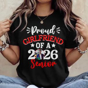 Stolze Freundin eines Abschlusses in gehobener Pos T-Shirt