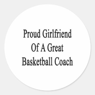 Stolze Freundin eines großen Basketballtrainers Runder Aufkleber