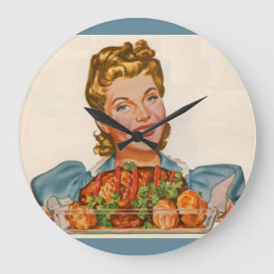 stolze Hausfrau mit ihrer Dinner-Schöpfung Große Wanduhr