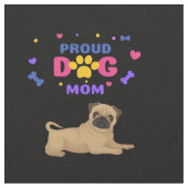 Stolze Hunde-Mama eines Mops Stoff (Nahaufnahme)