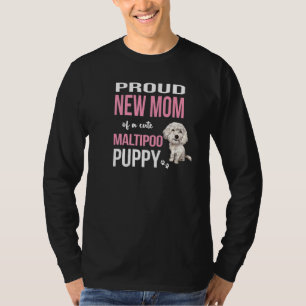 Stolze Junge Mutter eines Niedlichen Maltipoo Welp T-Shirt