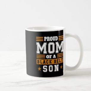 Stolze Karate-Mutter mit schwarzem Gürtel Sohn Kam Kaffeetasse