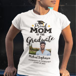 Stolze Mama des Graduierten Foto Name T - Shirt<br><div class="desc">Feiern Sie den Abschluss Ihres Sohnes oder Ihrer Tochter mit diesem modernen T - Shirt mit einer "Proud MAMA of the Graduate"-Caption in schwarzen zeitgenössischen Schriftart, die mit einem Graduierdeckel mit einer goldenen Tassel dekoriert sind. Anpassen Sie diesen T - Shirt einfach mit einem Bild des Absolventen, des Abschlusses und...</div>