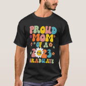 Stolze Mama einer Klasse von 2023 Hochschulabsolve T-Shirt (Vorderseite)