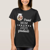 Stolze Mama eines 2025 Graduate Family Abschlusses T-Shirt (Vorderseite)