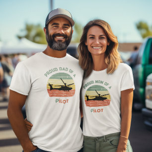 Stolze Mama eines Personalisierten Retromodells Vi T-Shirt