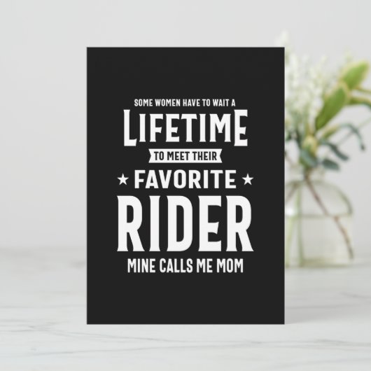 Stolze Mama eines Phantastischen Fahrers Einladung (Stehend Vorderseite)