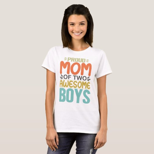 Stolze Mama von zwei Phantastischen Jungen T-Shirt (Vorne ganz)