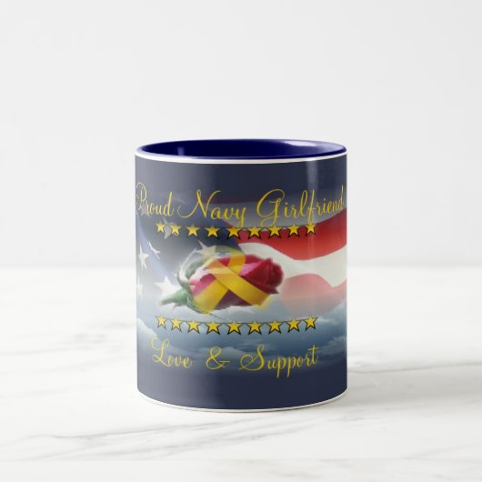 Stolze Marine-Freundin Zweifarbige Tasse (Mittel)