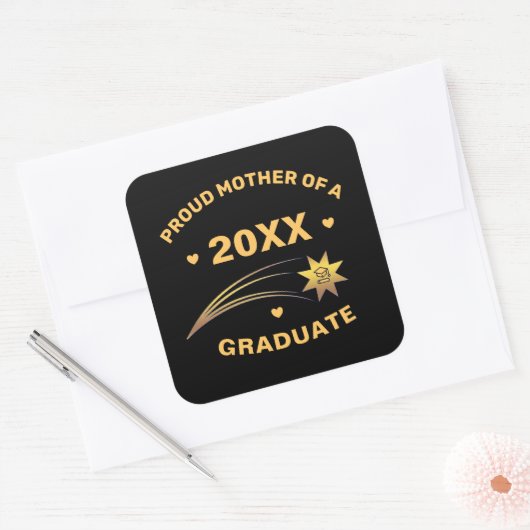 Stolze Mutter des Graduate Year Gold Black Quadratischer Aufkleber (Umschlag)