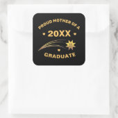 Stolze Mutter des Graduate Year Gold Black Quadratischer Aufkleber (Tasche)