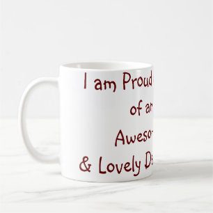 Stolze Mutter einer phantastischen Tochter fügt Na Kaffeetasse