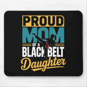Stolze Mutter einer Tochter mit schwarzem Gürtel 1 Mousepad