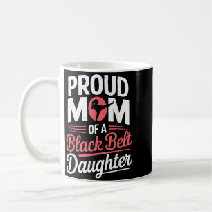 Stolze Mutter einer Tochter mit schwarzem Gürtel Kaffeetasse