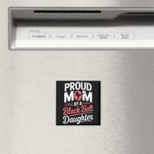 Stolze Mutter einer Tochter mit schwarzem Gürtel Magnet (In Situ (Geschirrspüler))