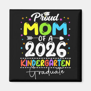 Stolze Mutter eines Kindergartenabsolventen der Kl Magnet