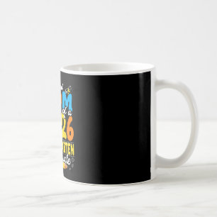 Stolze Mutter eines Kindergartenabsolventen von 20 Kaffeetasse