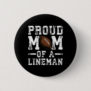 Stolze Mutter eines Lineman Football Spielers Dame Button