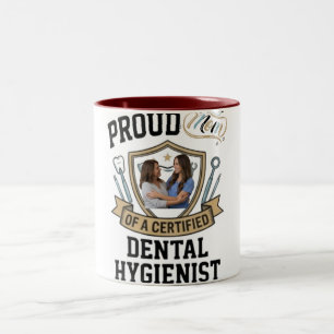 Stolze Mutter eines zertifizierten zahnärztlichen Zweifarbige Tasse