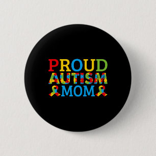 Stolze Mutter trägt farbige Puzzleteile für Autism Button