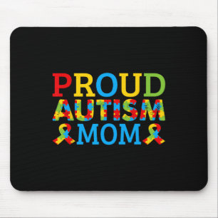 Stolze Mutter trägt farbige Puzzleteile für Autism Mousepad